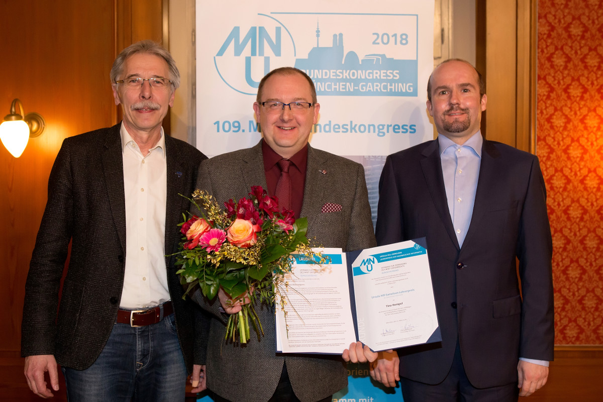 Gerhard Röhner MNU Vorstandsrat, der Preisträger Tino Hempel und Dr. Jens Kerber vom Preisstifter Saarbrücker Informatik