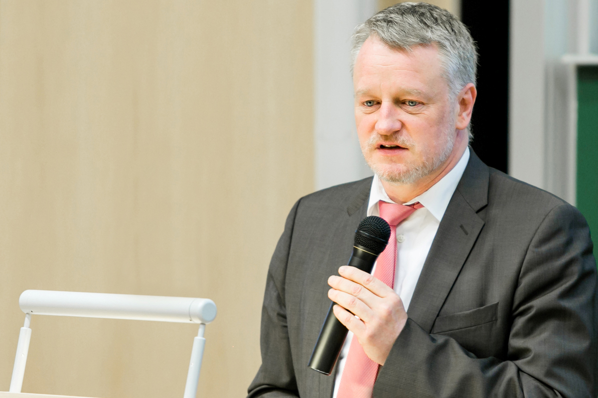 Ulrich Commerçon, Minister für Bildung und Kultur des Saarlandes, eröffnet den MNU-Bundeskongress 2015 in Saarbrücken